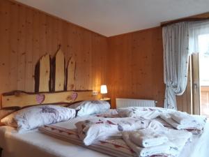 Rúm í herbergi á Bed & Breakfast Dolomiti Bey Haus Pinter