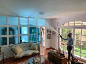 Un niño está de pie en una sala de estar con una manguera en Villa Vittoria, en Sorso