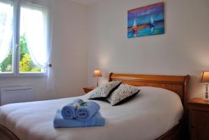 um quarto com uma cama com duas toalhas em Maison de vacances à 10min des plages et de la Tranche sur Mer em La Jonchère