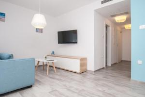 Μια τηλεόραση ή/και κέντρο ψυχαγωγίας στο Apartments Dva Galeba