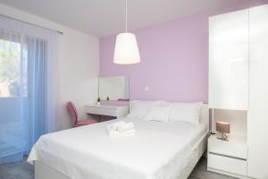 Ένα ή περισσότερα κρεβάτια σε δωμάτιο στο Apartments Dva Galeba
