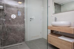 Ένα μπάνιο στο Apartments Dva Galeba