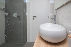 Ένα μπάνιο στο Apartments Dva Galeba