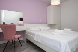 Ένα ή περισσότερα κρεβάτια σε δωμάτιο στο Apartments Dva Galeba