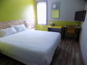 Postel nebo postele na pokoji v ubytování NESTOR HOTEL GAP et Restaurant