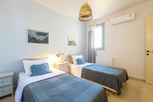 Ένα ή περισσότερα κρεβάτια σε δωμάτιο στο Parasporos Villa - Private Pool - Beach Access