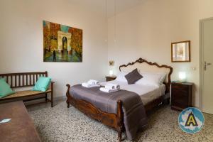 um quarto com uma cama e um sofá num quarto em Casa di Manuela em Silvi Marina