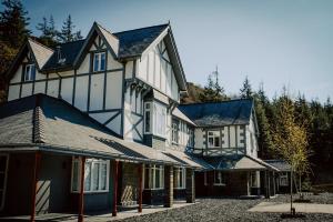 ein großes weißes Haus mit schwarzen Dächern in der Unterkunft Plas Weunydd in Blaenau-Ffestiniog