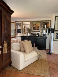 - un salon avec un canapé blanc et une table dans l'établissement Casa De S'Arca, à Torre Dei Corsari