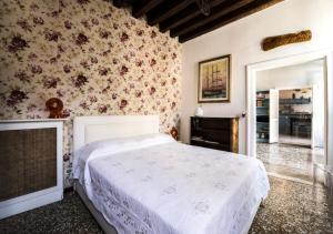 een slaapkamer met een bed en een bloemenmuur bij Venice Giardini Biennale Apartment in Venetië