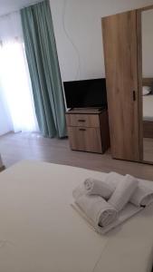 a bedroom with a bed with towels on it at Casa Elena Eselnita in Eşelniţa