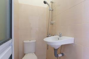 Ванная комната в RedDoorz near Plaza Botania 1 Batam