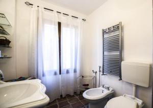 ein weißes Badezimmer mit Toilette und Waschbecken in der Unterkunft Venice Giardini Biennale Apartment in Venedig