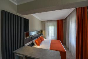 Postel nebo postele na pokoji v ubytování Gocek Arion Hotel