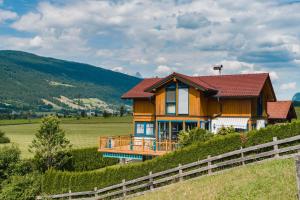 a house on a hill with a fence at Appartement Eckwald Altenmarkt-Zauchensee in Altenmarkt im Pongau