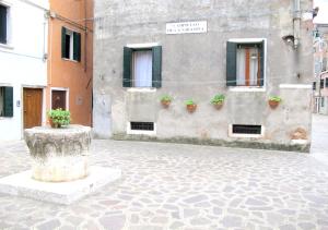 ein Gebäude mit Topfpflanzen an der Seite in der Unterkunft Venice Giardini Biennale Apartment in Venedig