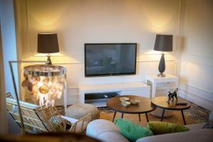 A television and/or entertainment centre at DONDE DUERME EL GUADIANA