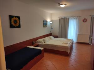 Un pat sau paturi într-o cameră la Szent Kristóf Apartmanhotel