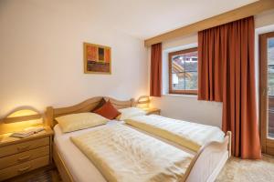 una camera con due letti e una finestra di Apartment Bärental Oberachrain a San Giacomo