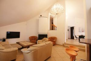 a living room with furniture and a chandelier at Dom przy lini brzegowej Jezioraka in Iława