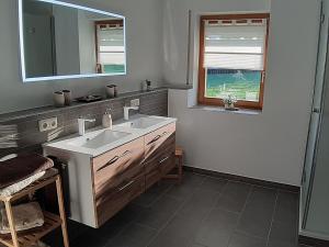 Kylpyhuone majoituspaikassa Rottaler Ferienhaus - Rottaler Oachkatzl