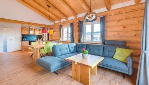 sala de estar con sofá azul y mesa en Sankt Georgimühle, en Kallmünz