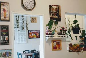 a dining room with a clock on the wall at Hotel Boutique los Remansos in Palmira