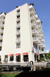 a large white building with a fountain in front of it at Hotel Gästehaus Forum am Westkreuz in Munich