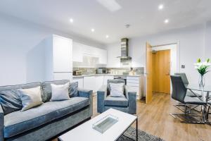 sala de estar con sofá y mesa en The Popworks 2 Bedroom Apartment - MCR Dens en Mánchester