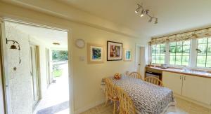 comedor con mesa y cocina en Rock House Cottage, en Exeter