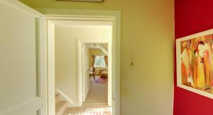 einen Flur mit einer Tür zum Wohnzimmer in der Unterkunft Rock House Cottage in Exeter