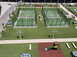 Tenis a/nebo squash v ubytování Style Apartment Patacona Beach segunda linea nebo okolí