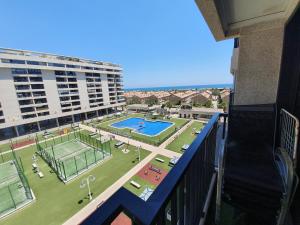 uma vista para um campo de ténis a partir de uma varanda em Style Apartment Patacona Beach segunda linea em Valência