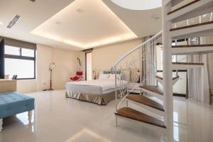 um quarto com uma cama e uma escada em espiral em 28.5 Bed and Breakfast em Xiyu