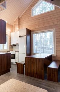 eine Küche mit Holzwänden und einem großen Fenster in der Unterkunft Sarahovi A in Kalajoki