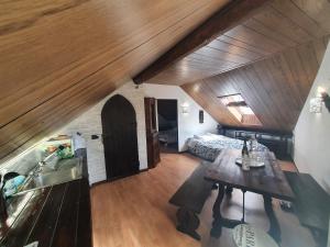 una cucina e un soggiorno con soffitti in legno e tavolo di Typical mountain mansarda close to Fiera Rho Milano MIND a Pero