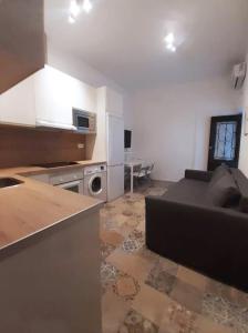 a living room with a couch and a kitchen at Campo del Sur - Catedral in Cádiz