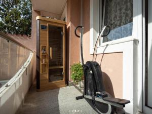 un scooter est garé à l'extérieur d'un bâtiment dans l'établissement Luxury Suite Jasmin, à Split