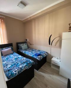1 dormitorio con 2 camas en una habitación en CentRoom Apartman, en Sátoraljaújhely