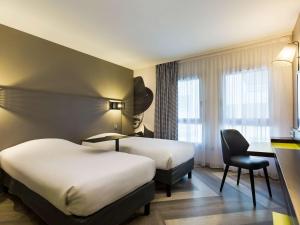 Rúm í herbergi á Ibis Styles Nice Centre Port