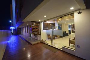 uma vista para um átrio de um edifício à noite em The Legend Inn @Nagpur em Nagpur