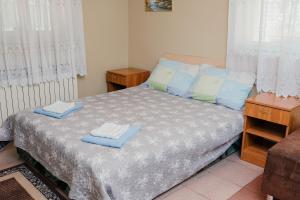 ein Schlafzimmer mit einem Bett mit zwei Handtüchern darauf in der Unterkunft Vila Verona Sobe in Palić