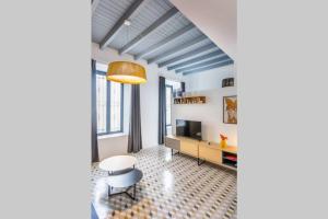 A seating area at Pop Art, 2BD ground Central Apartment