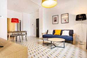 A seating area at Pop Art, 2BD ground Central Apartment