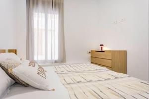 A bed or beds in a room at Pop Art, 2BD ground Central Apartment