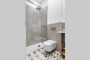 A bathroom at Pop Art, 2BD ground Central Apartment
