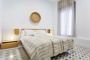 A bed or beds in a room at Pop Art, 2BD ground Central Apartment