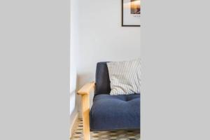 A seating area at Pop Art, 2BD ground Central Apartment