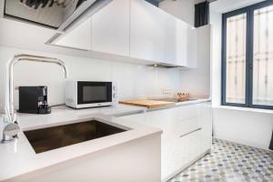 A kitchen or kitchenette at Pop Art, 2BD ground Central Apartment