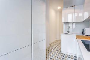 A kitchen or kitchenette at Pop Art, 2BD ground Central Apartment